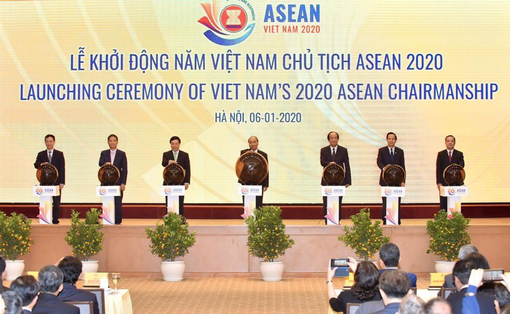 Phụ trách Hội đồng thành viên, Tổng Giám đốc Tập đoàn Phạm Đức Long đã cùng với Thủ tướng Nguyễn Xuân Phúc, Chủ tịch ASEAN 2020 và các đại biểu đã thực hiện nghi thức bấm nút khai trương website ASEAN 2020. Đây là website do chính các kỹ sư VNPT xây dựng.