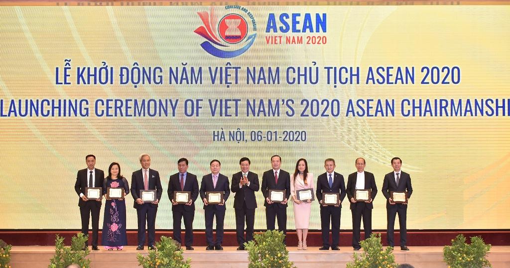 Phụ trách Hội đồng thành viên, Tổng Giám đốc Tập đoàn Phạm Đức Long đã được Phó Thủ tướng, Chủ tịch UBQG ASEAN 2020 Phạm Bình Minh trao danh vị đơn vị tài trợ đặc biệt Năm Chủ tịch ASEAN 2020.