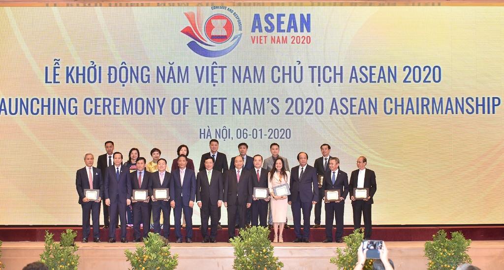 Thủ tướng Nguyễn Xuân Phúc chụp ảnh lưu niệm với các nhà tài trợ.
