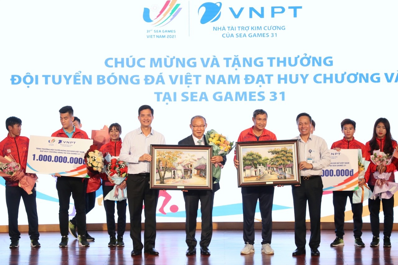 Lãnh đạo Tập đoàn VNPT tặng quà cho hai đội bóng đá nam U23 và nữ Việt Nam.