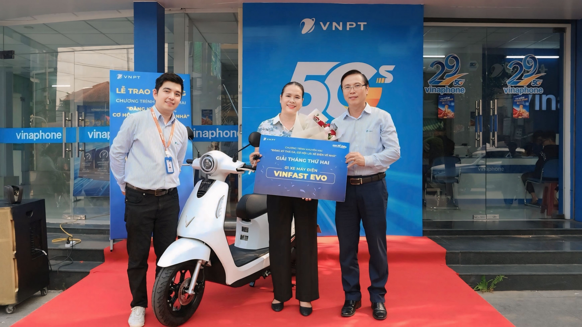 Xe máy điện VinFast Evo được trao tận tay cho khách hàng trúng giải thưởng Tháng lần thứ hai