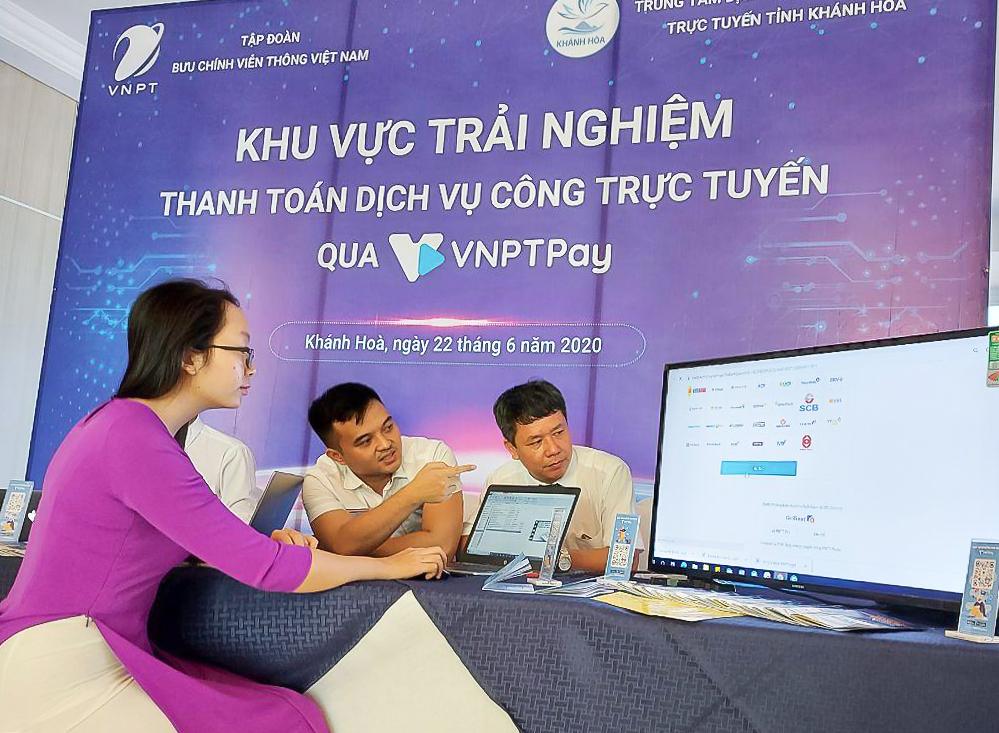 Các đại biểu tham gia trải nghiệm thanh toán dịch vụ công trực tuyến qua VNPT Pay