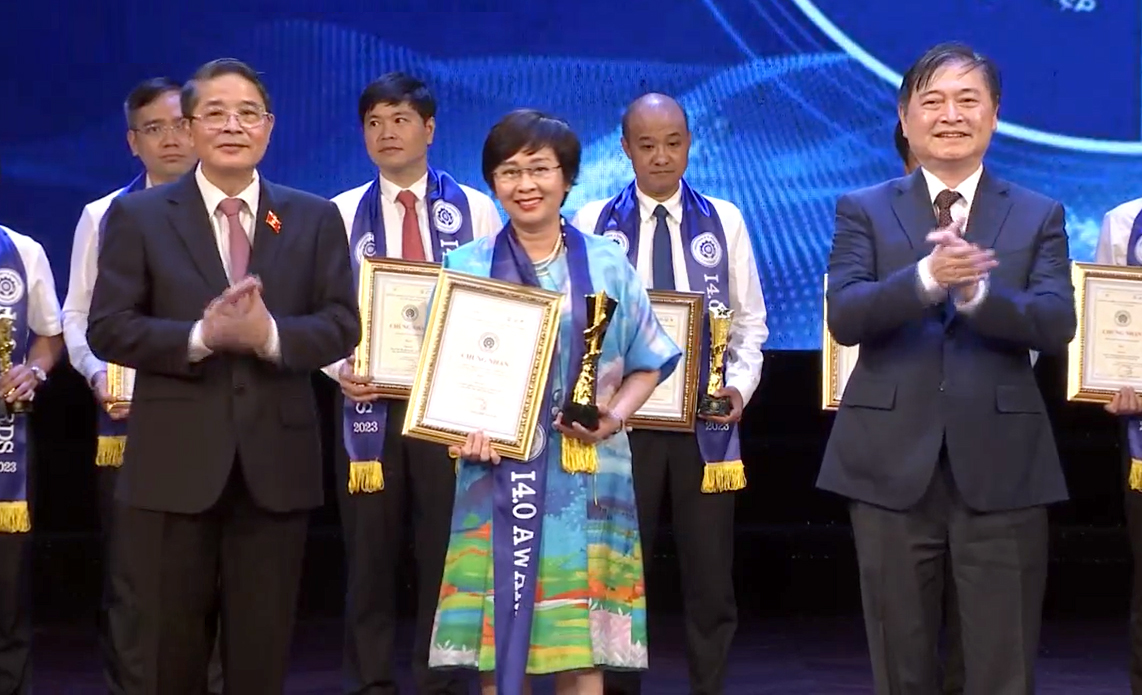 Thay mặt VNPT, Phó Tổng Giám đốc Tập đoàn Trần Thanh Thủy đón nhận Cup vinh danh và Chứng nhận từ Ban tổ chức, cùng với đại diện lãnh đạo các tỉnh/thành phố