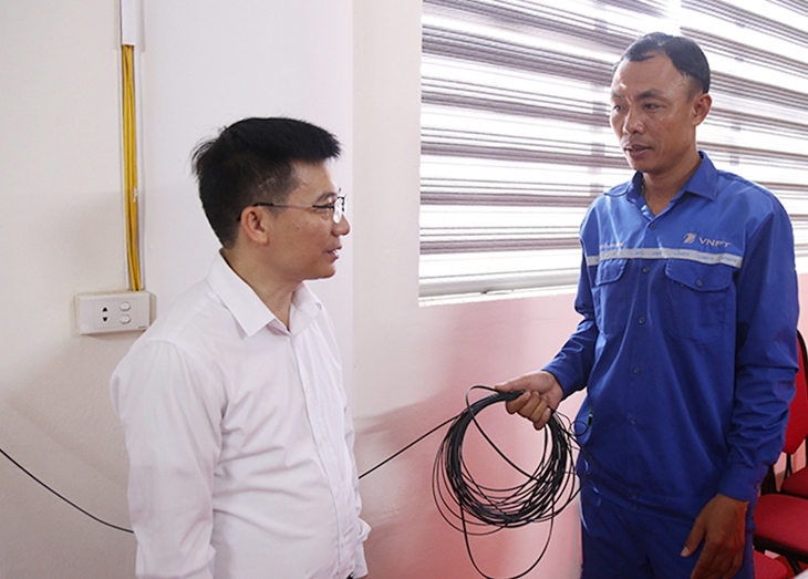 Ông Nguyễn Tiến Dũng - Trưởng phòng thông tin - báo chí - xuất bản (Sở TT&TT) trao đổi với nhân viên nhà mạng VNPT về việc lắp đặt hệ thống wifi phục vụ tác nghiệp của các cơ quan thông tấn, báo chí.