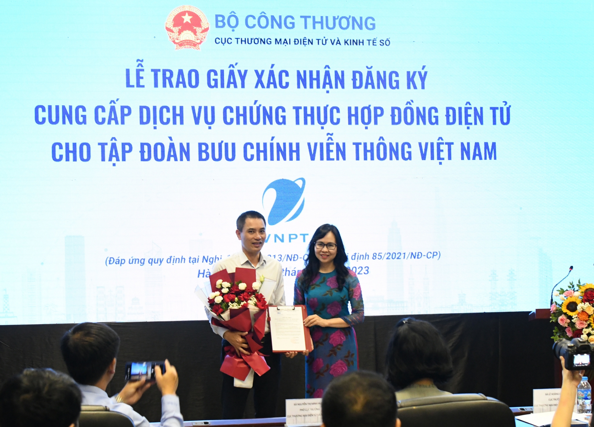 Thay mặt Tập đoàn VNPT, Phó Tổng Giám đốc VNPT IT – Ông Hà Thái Bảo nhận Giấy xác nhận đăng ký cung cấp dịch vụ Chứng thực hợp đồng điện tử