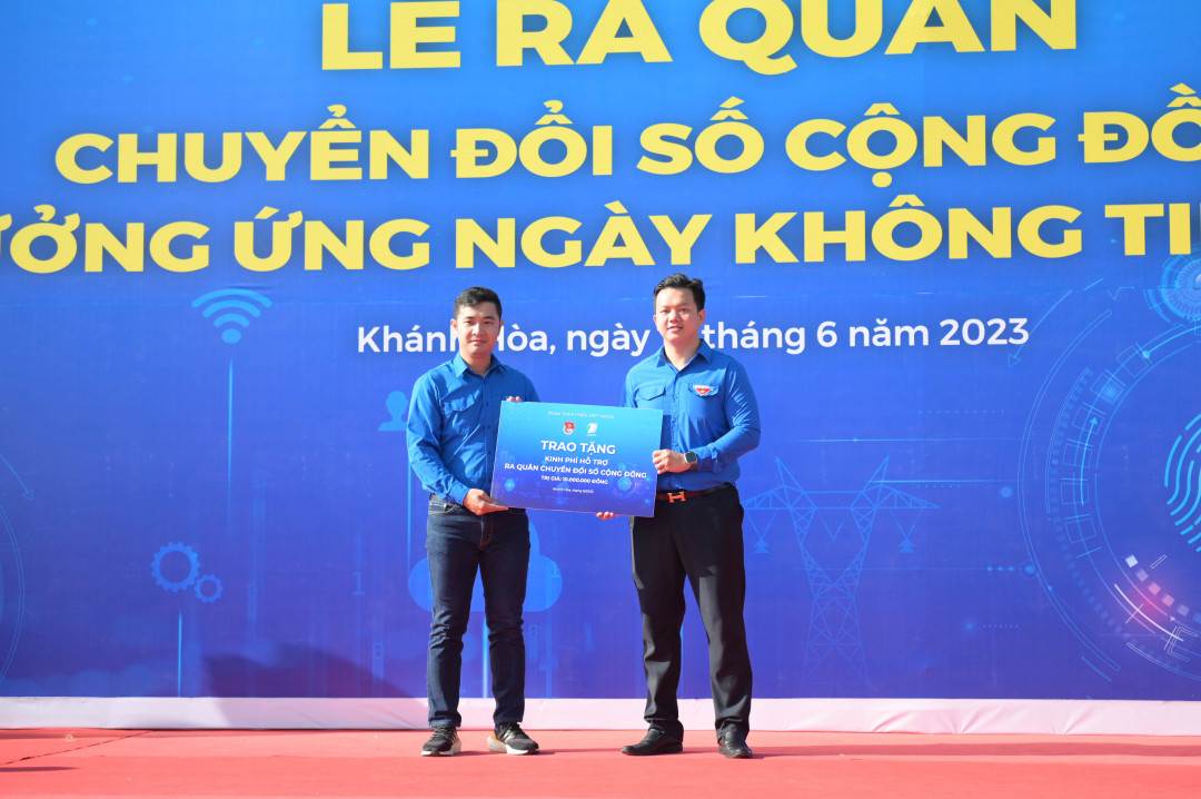 Đoàn thanh niên Tổng Công ty VNPT Media trao hỗ trợ 10 triệu đồng cho Tỉnh đoàn để thực hiện chương trình chuyển đổi số cộng đồng và hưởng ứng Ngày không tiền mặt.