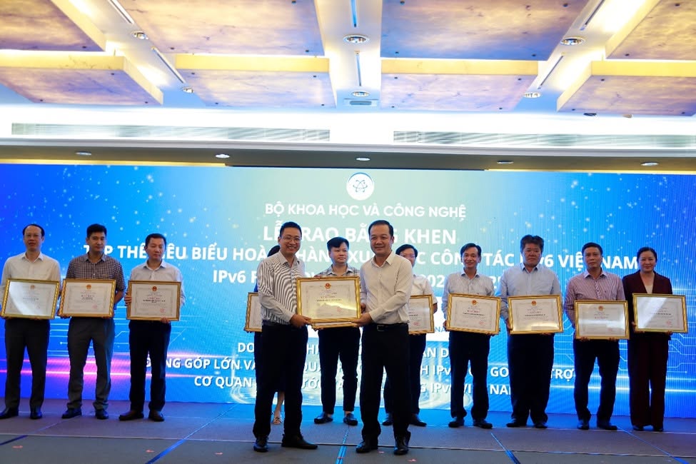 Thứ trưởng Bộ KH&CN Phạm Đức Long trao bằng khen của Bộ trưởng Bộ KH&CN cho đại diện VNPT có thành tích xuất sắc trong triển khai IPv6 giai đoạn 2021-2025.