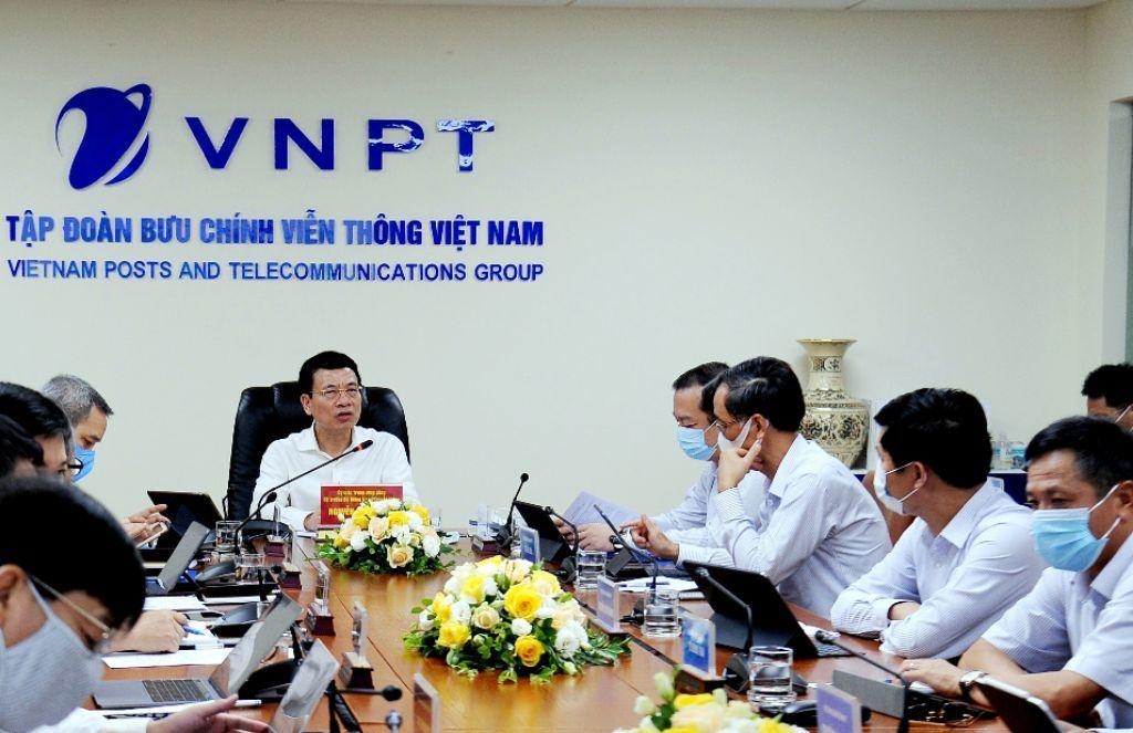 Bộ trưởng Nguyễn Mạnh Hùng phát biểu góp ý tại buổi làm việc với tập đoàn VNPT.