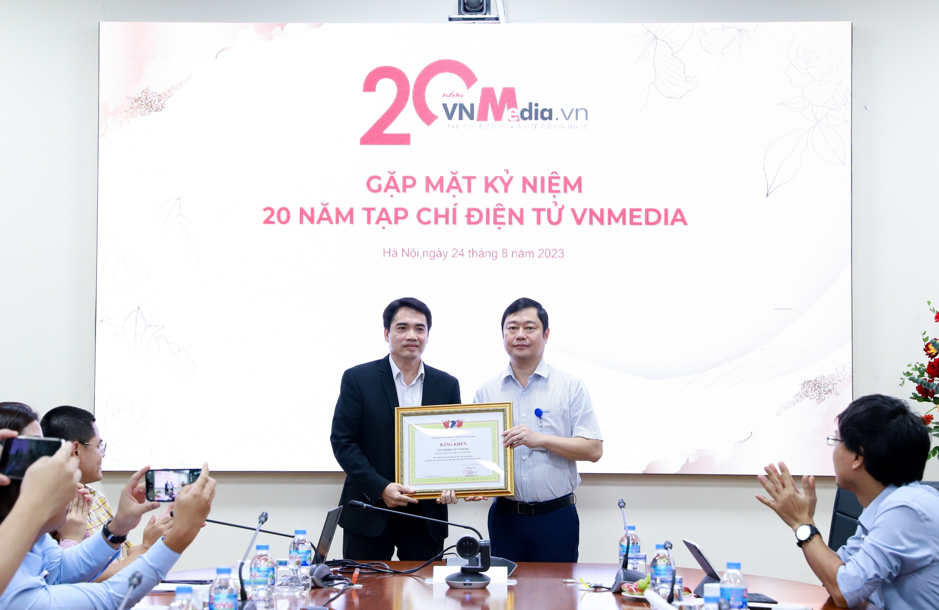 Thừa ủy quyền của Lãnh đạo Tập đoàn VNPT, Tổng giám đốc VNPT-Media Vũ Trường Giang (bìa phải) trao bằng khen vì đã có thành tích trong lĩnh vực báo chí truyền thông, góp phần vào sự phát triển của Tập đoàn VNPT cho Tạp chí điện tử VnMedia.