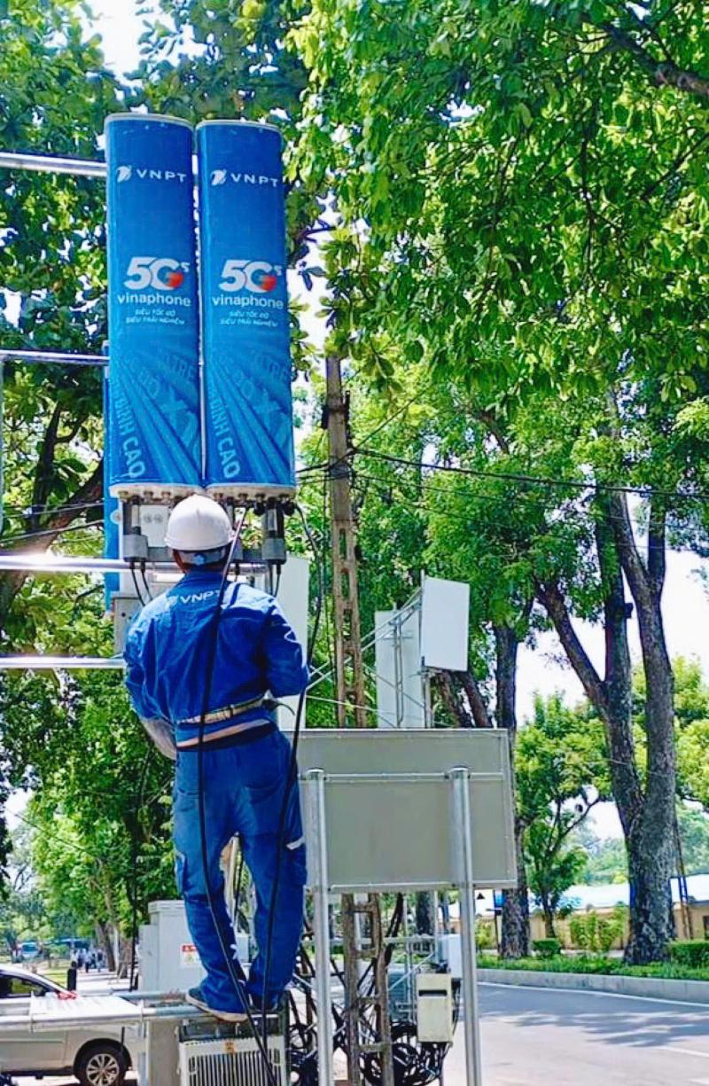 Cán bộ VNPT bổ sung trạm phát sóng