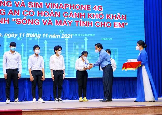 VNPT trao tặng máy tính bảng kèm sim Vinaphone miễn phí 4GB data 1 ngày