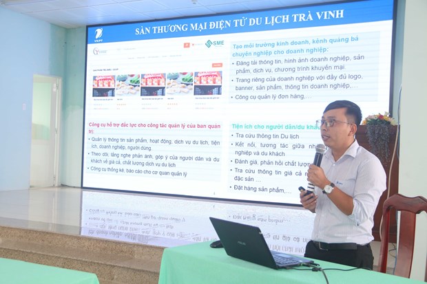 Đại diện VNPT Trà Vinh trình bày về các tính năng của sàn giao dịch du lịch điện tử.