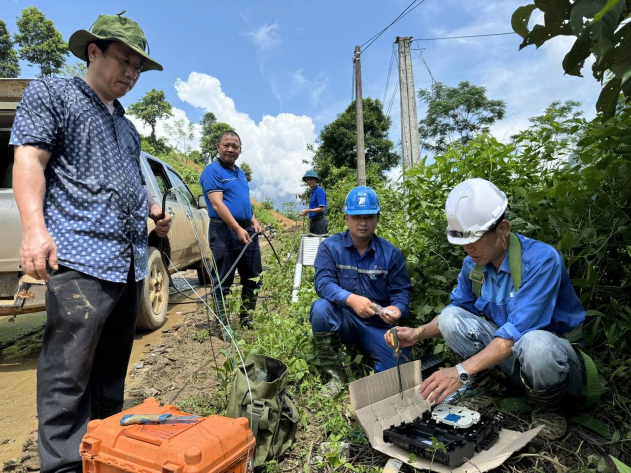 Các nhân viên kỹ thuật VNPT đang nỗ lực khôi phục hệ thống thông tin cho người dân tại Lào Cai.