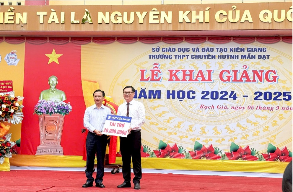 Ông Lữ Văn Cam - Phó Giám đốc VNPT Kiên Giang (bìa trái) trao tặng tài trợ cho đại diện Trường THPT chuyên Huỳnh Mẫn Đạt