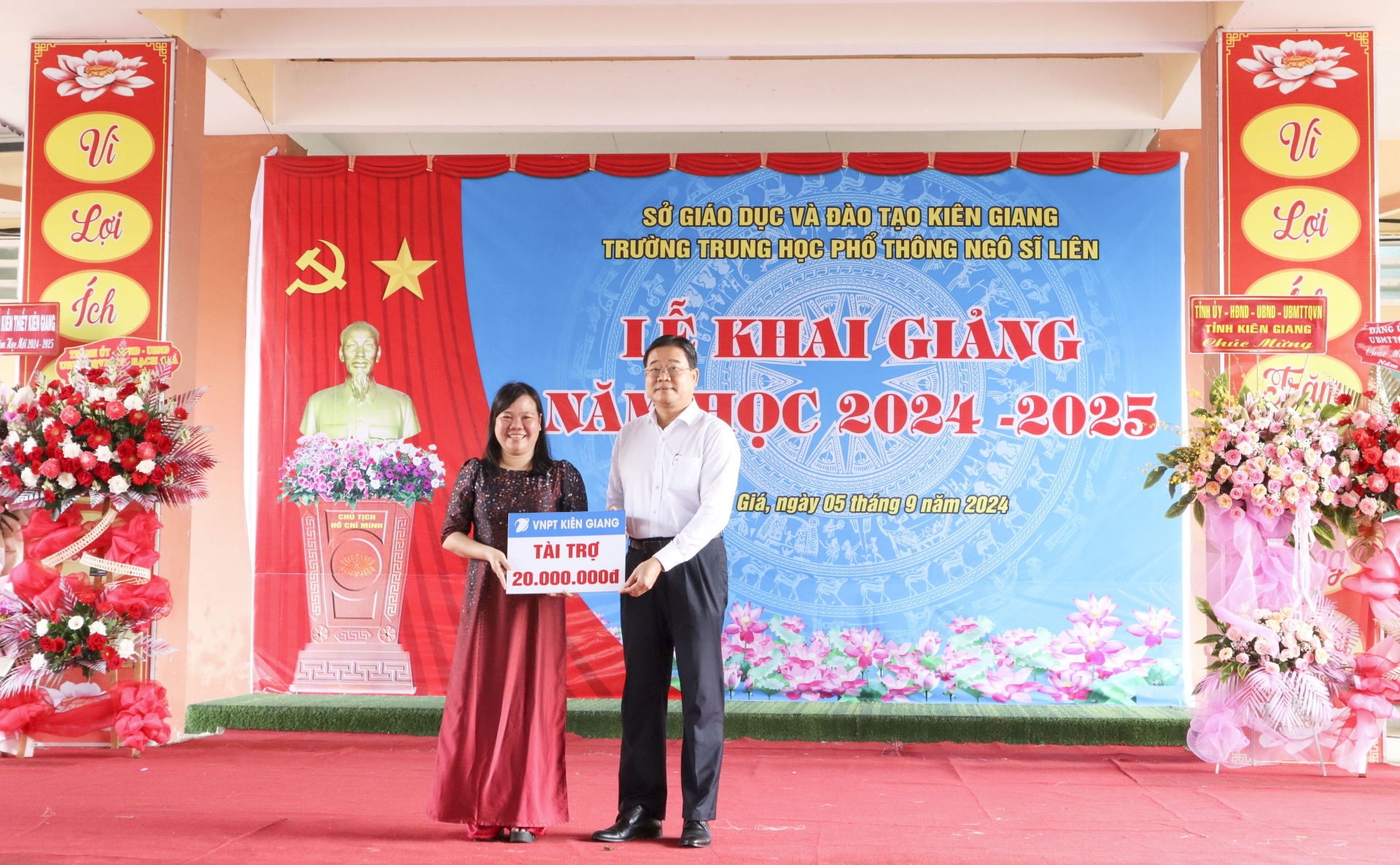 Ông Trịnh Quang Đăng - Giám đốc VNPT Kiên Giang (bìa phải) trao tặng tài trợ cho đại diện Trường THPT Ngô Sĩ Liên