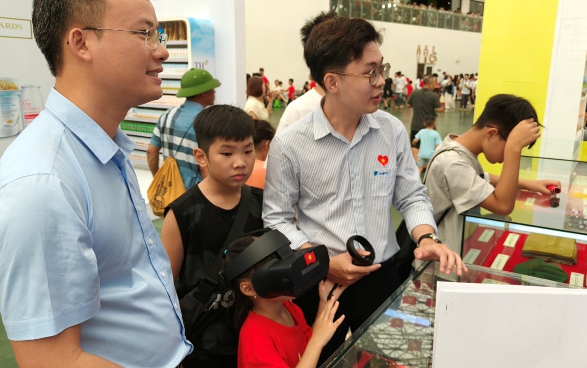 Khách tham quan, đặc biệt là các em nhỏ, hào hứng trải nghiệm công nghệ thực tế ảo (VR) tại không gian trưng bày của VNPT