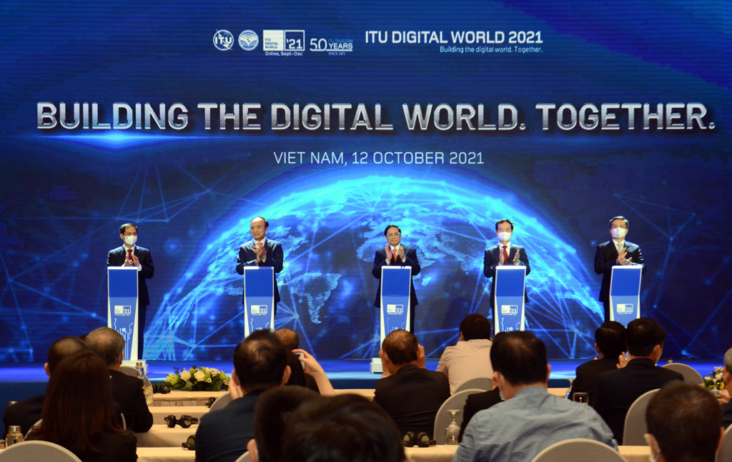 Thủ tướng Chính phủ cùng các đại biểu bấm nút chính thức khai mạc ITU Digital World 2021