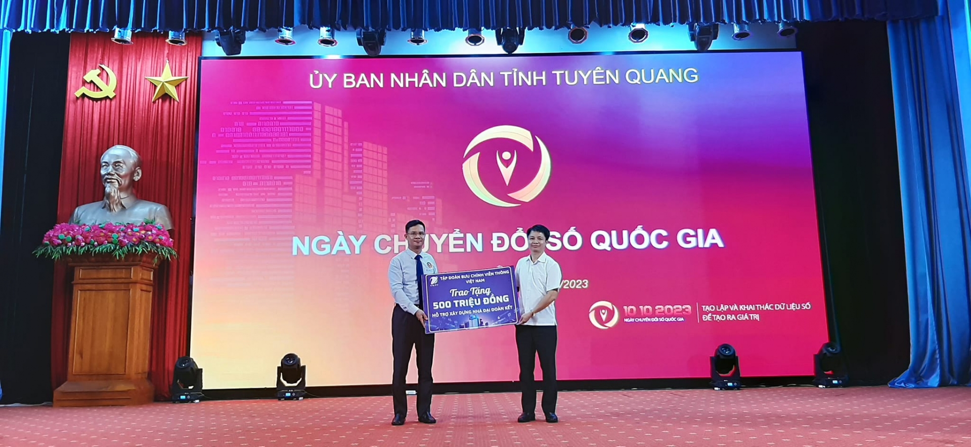 Đồng chí Nguyễn Trung Hiếu, Trưởng đại diện Tập đoàn Bưu chính Viễn thông Việt Nam tại Tuyên Quang, Giám đốc VNPT Tuyên Quang trao tặng 500 triệu đồng tại chương trình.