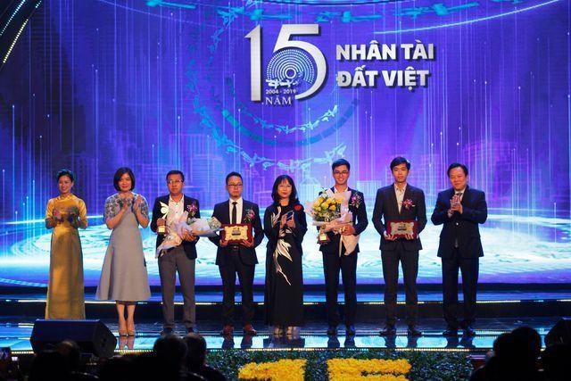  Ms. Phung Nguyen Hai Yen - Deputy General Director of Vietcombank and Ms. Le Mai Lan, Vice Chairman of Vingroup Group took to the stage with Mr. Nguyen Hoang Anh to award candidates that won Third Prizes in the IT category