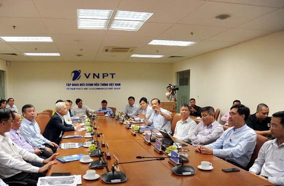 Phụ trách Hội đồng Thành viên, Tổng Giám đốc Tập đoàn VNPT Phạm Đức Long trao đổi với các lãnh đạo tỉnh Bình Phước tại buổi làm việc