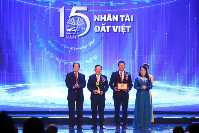 Bộ trưởng Y tế Nguyễn Thị Kim Tiến trao giải thưởng trong lĩnh vực Y tế cho tác giả.