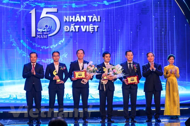 Giải Nhì của lĩnh vực công nghệ giải thưởng Nhân tài đất Việt được trao cho 2 sản phẩm Giải pháp bảo mật toàn diện cho hệ thống camera an ninh