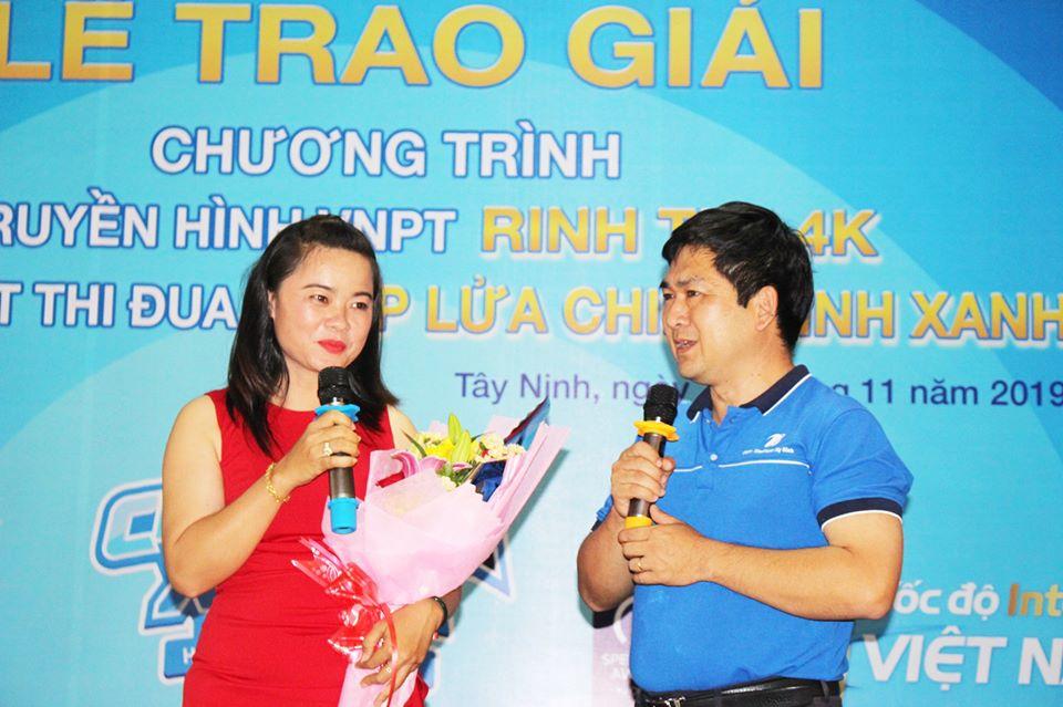 Chị Lê Thị Cẩm Tiên rất xúc động khi là người may mắn trúng giải giá trị và cảm ơn VNPT đã mang tới cho khách hàng niềm vui bất ngờ khi sử dụng sản phẩm dịch vụ của VNPT.