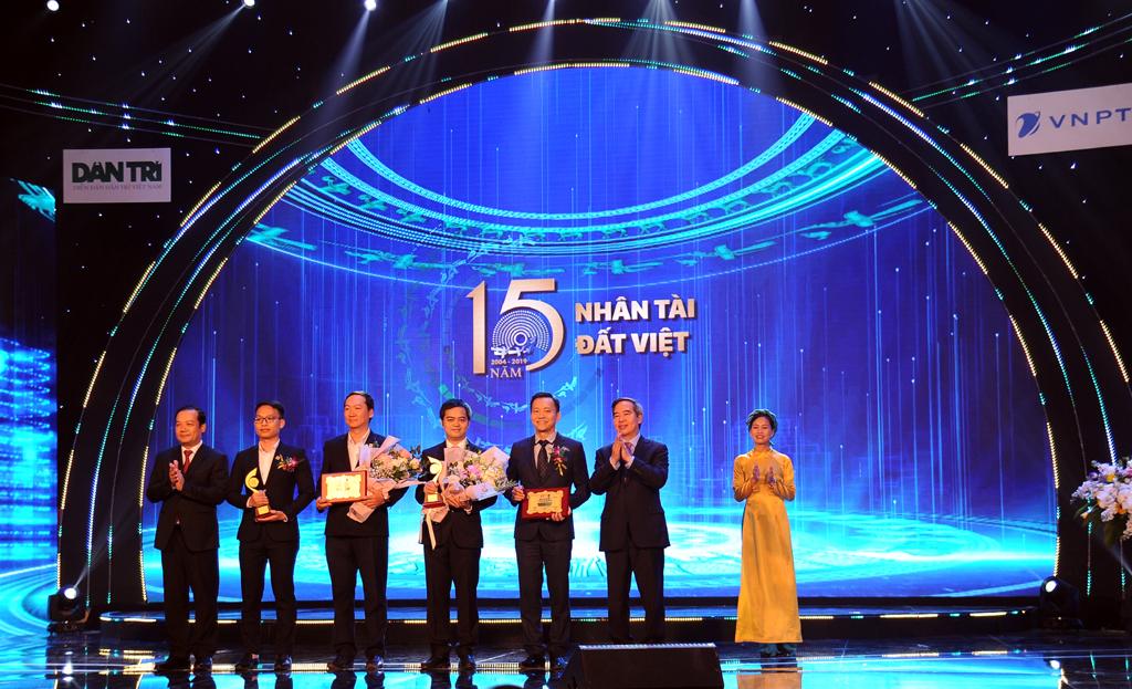 Tổng Giám đốc Tập đoàn Phạm Đức Long và Trưởng Ban Kinh tế TW Nguyễn Văn Bình trao giải Nhì cho các tác giả