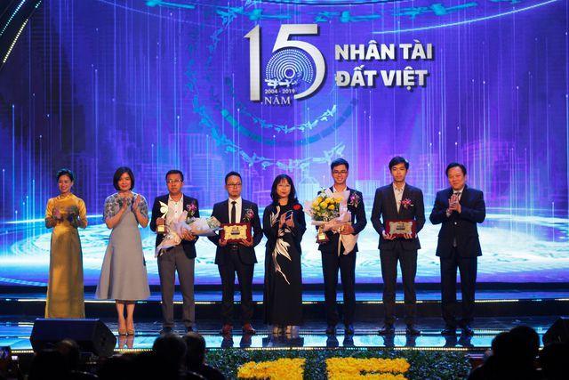 Nhóm tác giả Sản phẩm eKYC (bìa phải) nhận hoa và cup giải Ba lĩnh vực CNTT Giải thưởng Nhân tài Đất Việt 2019