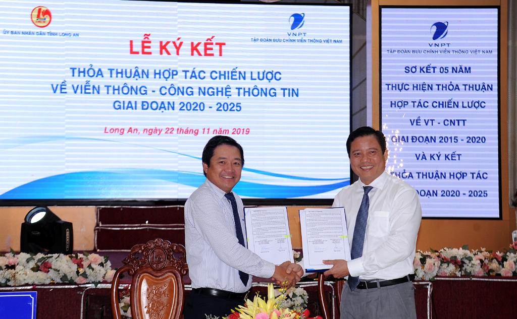 Phó Tổng Giám đốc Tập đoàn VNPT Huỳnh Quang Liêm và Phó Chủ tịch UBND tỉnh Long An Phạm Tấn Hòa thực hiện nghi lễ ký kết