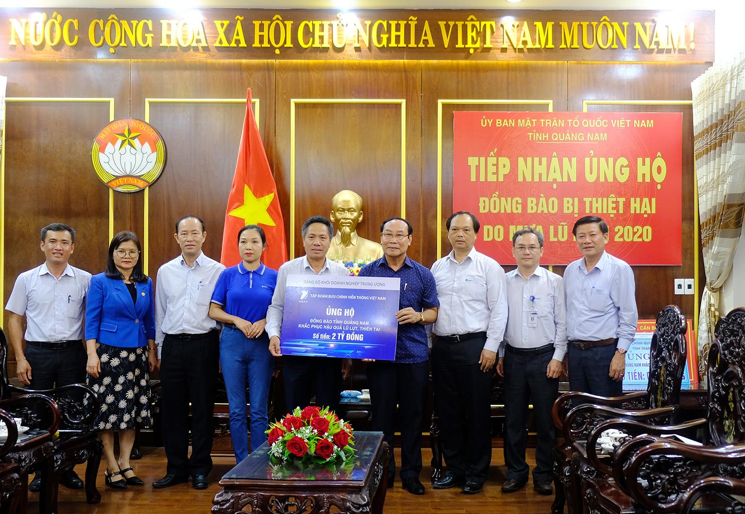 Thay mặt CBCNV VNPT, Phó Tổng Giám đốc Tập đoàn Tô Dũng Thái đã trao tặng cho Ủy ban Mặt trận Tổ quốc tỉnh Quảng Nam 2 tỷ đồng để khắc phục hậu quả do lũ lụt gây ra.