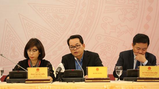 Ông Nguyễn Thế Quang, Phó Cục trưởng Cục Thương mại điện tử và Kinh tế số, Bộ Công Thương (người ngồi giữa) tại họp báo.