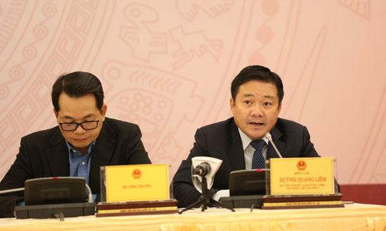 Ông Huỳnh Quang Liêm, Phó Tổng giám đốc Tập đoàn Bưu chính - Viễn thông Việt Nam (bên phải) tại họp báo.