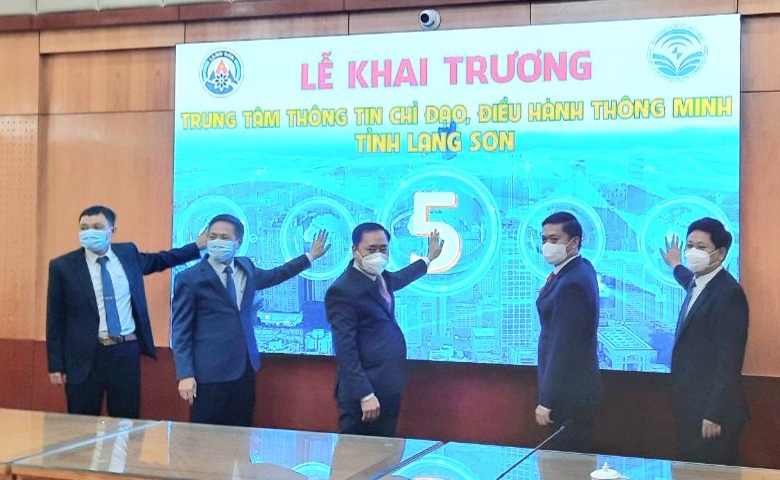 Chủ tịch Hội đồng thành viên Tập đoàn Tô Dũng Thái cùng lãnh đạo UBND tỉnh Lạng Sơn bấm nút khai trương Trung tâm thông tin chỉ đạo, điều hành thông minh