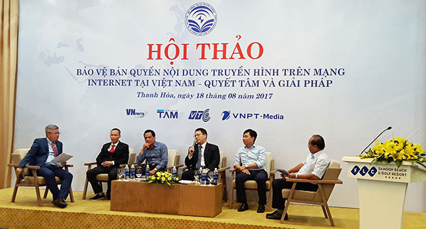 Ông Nguyễn Văn Tấn - Phó Tổng Giám đốc VNPT-Media chia sẻ thông tin tại Hội thảo "Bảo vệ bản quyền nội dung truyền hình trên Internet Việt Nam - quyết tâm và giải pháp".