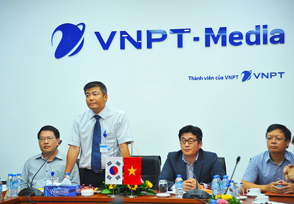 Ông Ngô Diên Hy, Tổng Giám đốc VNPT-Media chào mừng đoàn DNHQ
