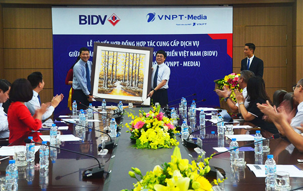 Leaders of VNPT-Media and BIDV exchanged souvenir