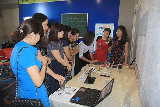 Delegates, guests, administrators and teachers visited and experienced the smart classroom model