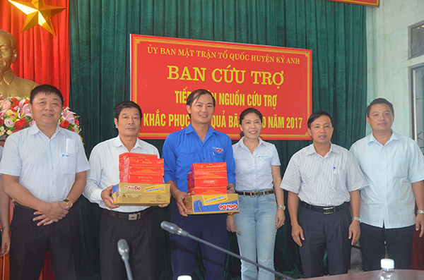 Mr. Nguyen Van Nhan - Deputy Secretary of VNPT-Media’s Party Committee, President of VNPT-Media Labor Union presented gifts to People's Committee of Ky Anh district