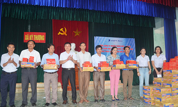 Households in Ky Thuong Commune received  relief gifts from VNPT-Media