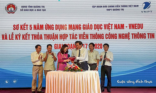 The representative leaders of VNPT in Quang Tri and Quang Tri’s Department of Education and Training signed the agreement on telecommunication and information technology for 2017-2020.
