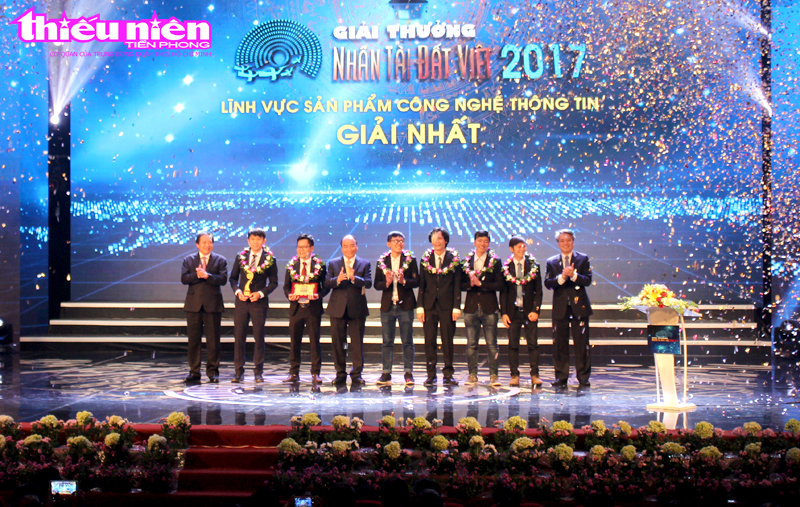 The 100 million VND worth First Award in the Information Technology Category was given by Prime Minister and Politburo Member Nguyen Xuan Phuc, Minister of Information and Communication Truong Minh Tuan, Chairman of VNPT Group's Member Council Tran Manh Hung.