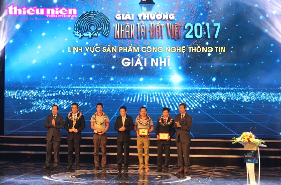 The Second Award in the Information Technology Category was given by Vice General Director of Vietnam Posts and Telecommunications Group Huynh Quang Liem, Vice Minister of Information and Communication and Head of the Organization committee Hoang Vinh Bao, Vice Chairman of Vingroup Le Khac Hiep 