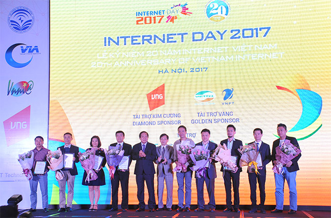 Mr. Ngo Dien Hy, General Director of VNPT Media Corporation received the certificate of honor (the fourth from the left)