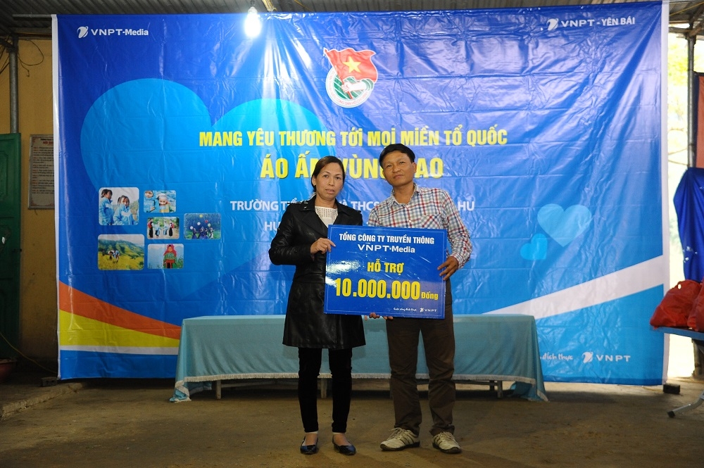 On the behalf of the leaders of VNPT-Media, Mr. Nguyen Xuan Hao, Vice President of VNPT-Media Labor Union handed 10 million VND to the school board to upgrade the school's teaching equipment.
