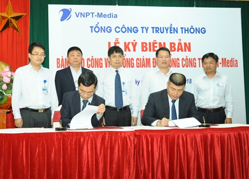 Ông Ngô Diên Hy và ông Dương Thành Long ký bàn giao nhiệm vụ Tổng Giám đốc Tổng công ty Truyền thông