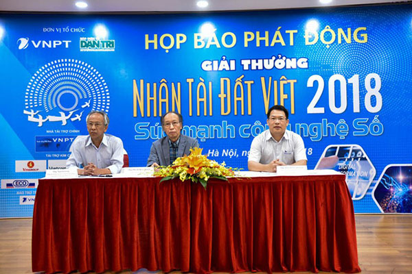 Đại diện Ban tổ chức, Ban giám khảo Giải thưởng Nhân tài Đất Việt 2018 trả lời các câu hỏi của phóng viên về các điểm mới của Giải thưởng.