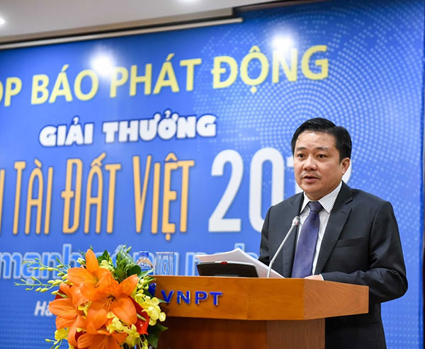 Ông Huỳnh Quang Liêm - Phó Tổng Giám đốc Tập đoàn VNPT, đồng Trưởng ban Tổ chức Giải thưởng, Nhà tài trợ chính của Giải thưởng phát biểu tại Họp báo.