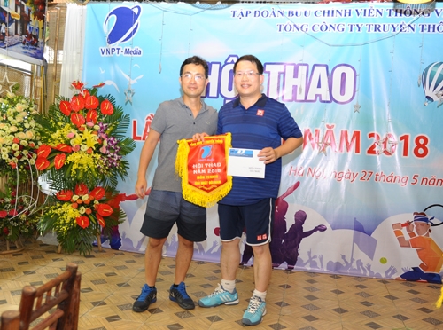 Mr. Duong Thanh Long, General Director of VNPT-Media, awarded the first prize for the tennis field.