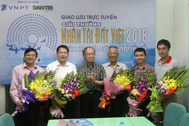 Tổng Biên tập báo Dân trí Phạm Huy Hoàn tặng hoa các vị khách mời trong buổi giao lưu. Ảnh: Hữu Nghị